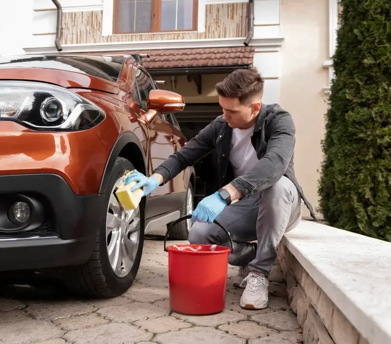 Lavage auto à domicile Uglas : professionnel intervenant sur un véhicule